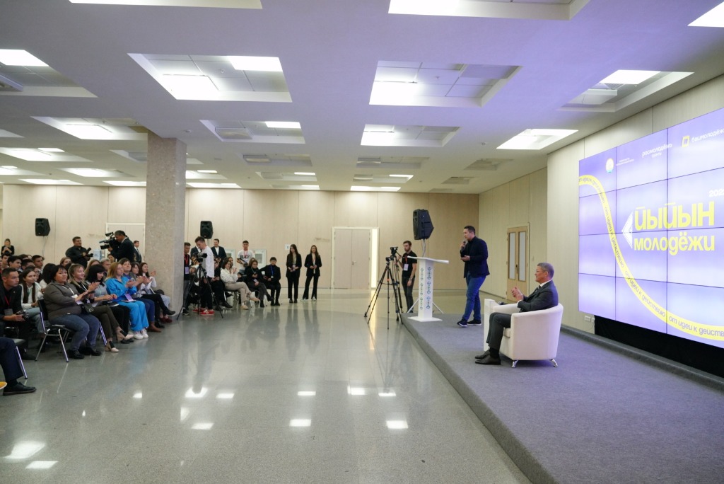 Радий Хабиров выступил на Молодёжном гражданском форуме ПФО «Йыйын молодёжи – 2022»